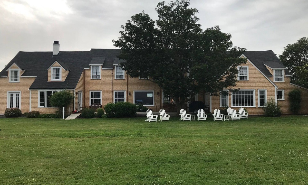 Siasconset House | Sconset vintage mansion ON bluff-private beach access- close to the village