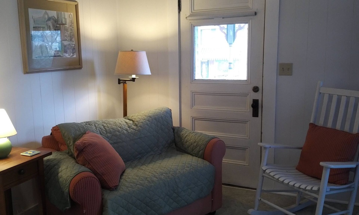 Tisbury Apartment | Sea Captain's Victorian studio bedroom apartment. Pets OK
