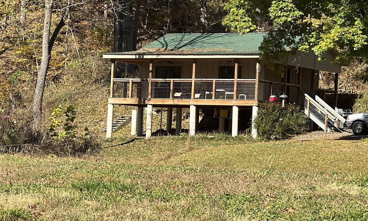 Oriskany Cabin | Secluded Couple’s one bedroom creek view cabin on Craigs Creek in Oriskany Va.