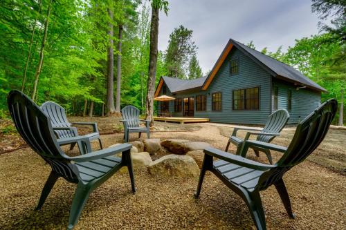 North Pole House | Secluded Wilmington Cabin: Fire Pit & Grill