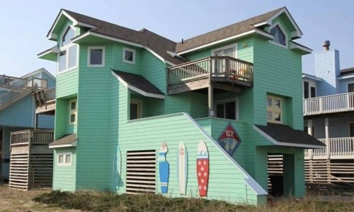 Ocean Sands House | Semi Oceanfront 5 bedroom dog friendly cottage 10 feet to beach access