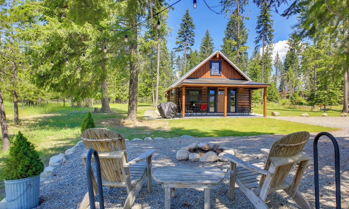 Bonners Ferry Cottage | Serene Kootenai Cabin - 3 Mi to Dtwn & River!