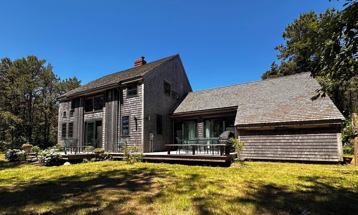 West Tisbury House | Serene Post & Beam Construction/Pet Friendly/Near Bike Path & Sherriff's Meadow