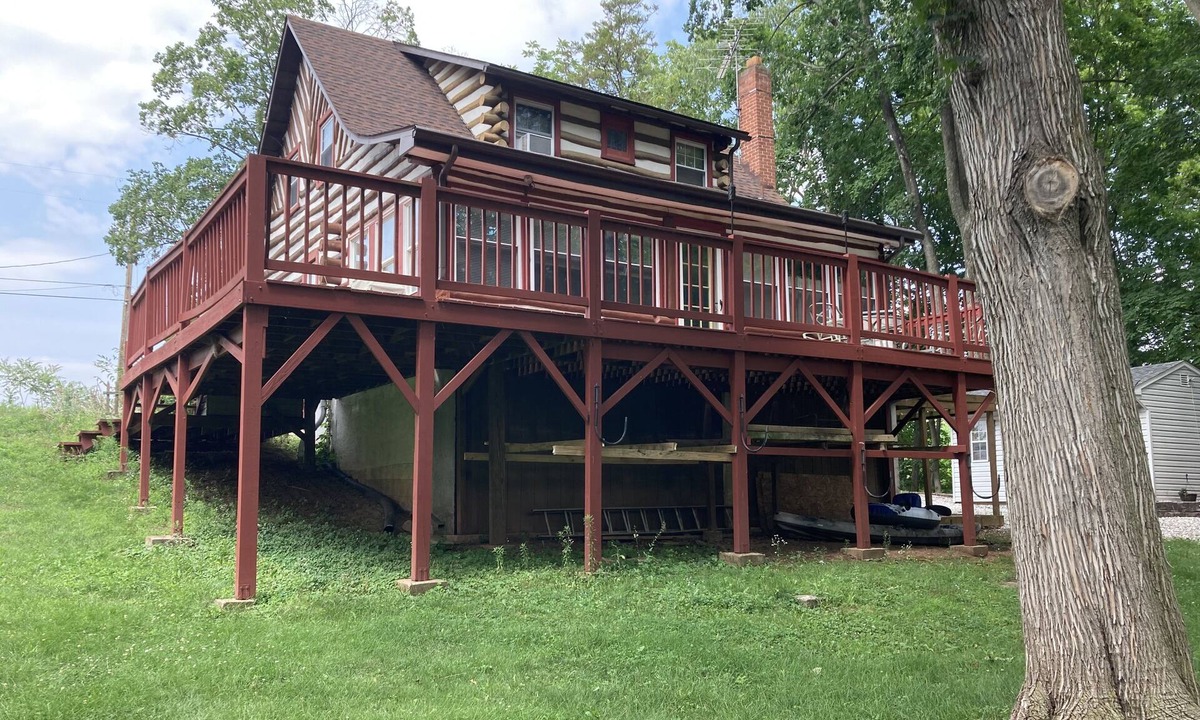 New Oxford Cottage | Serene scenic Log cabin home close to Gettysburg. Wrap around deck. public creek