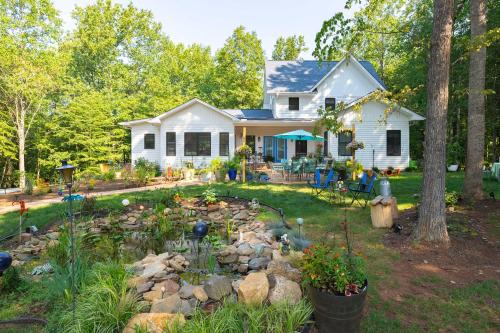 Charlottesville House | Serene Wooded Retreat w/Patios in Charlottesville