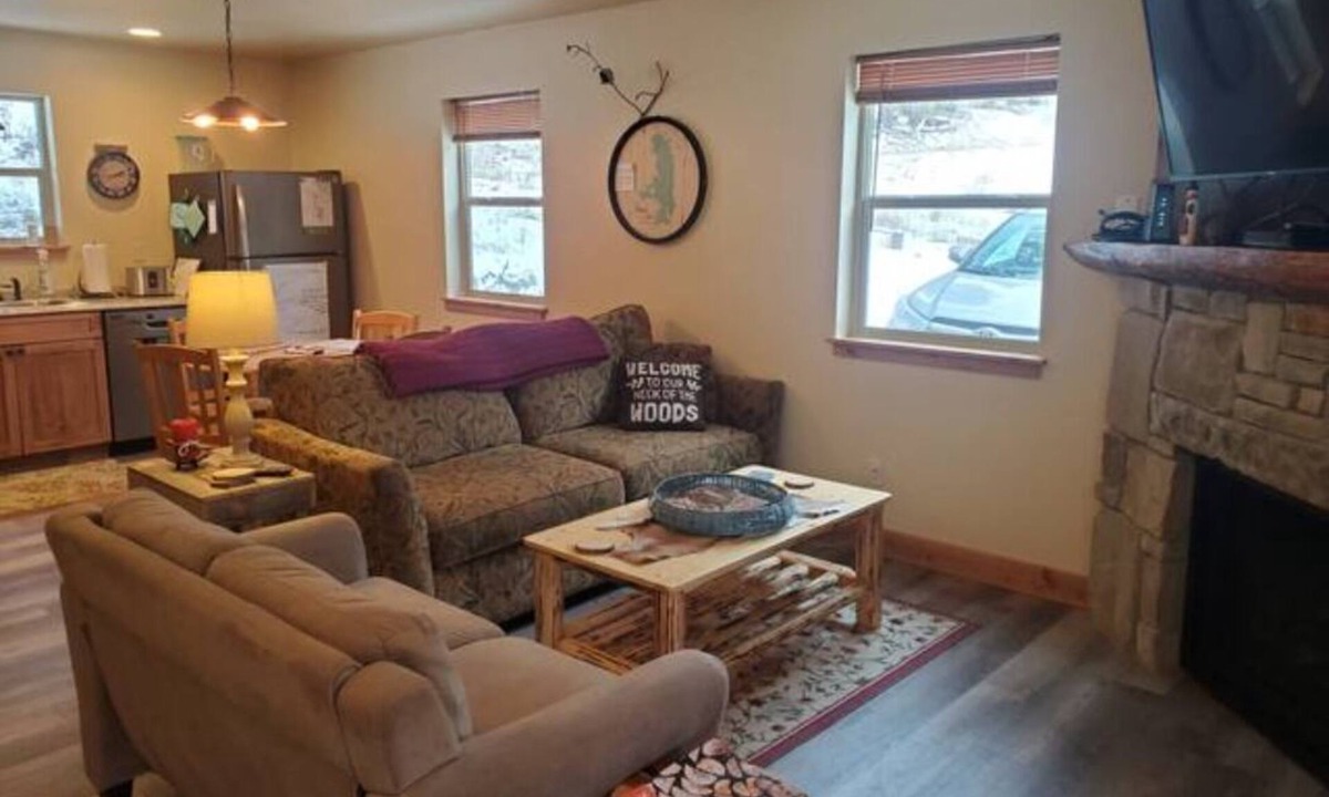 Lakeside Cabin | Serene Woodside Cabin: Modern Amenities in Nature