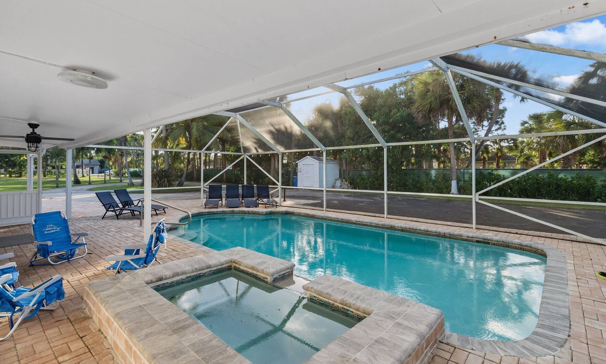 Haverhill House | Serenity of West Palm Beach - 5 bed 4 bath Heated Pool and Hot Tub - 3 mi PBI
