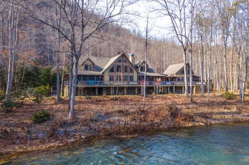 Lewisburg House | 'Serenity on the River' Luxe Lewisburg Cabin!