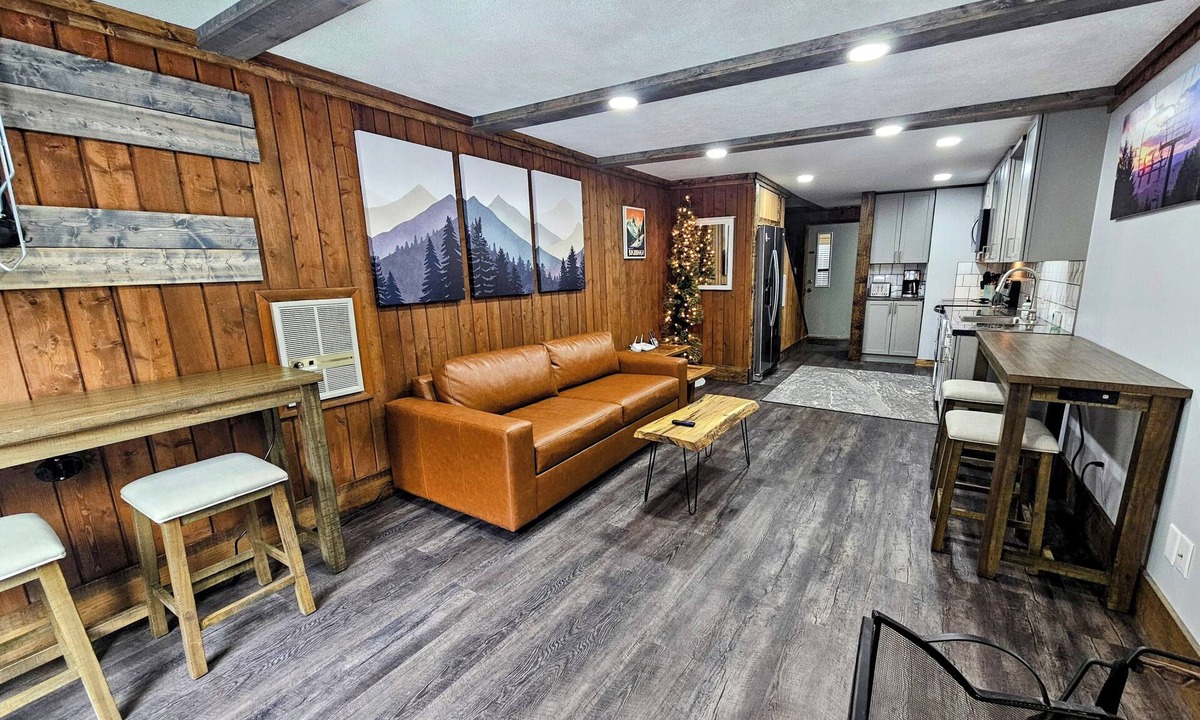 Edray House | Shamrock 73 - 2br/2ba - Pet Friendly - Fully Renovated!