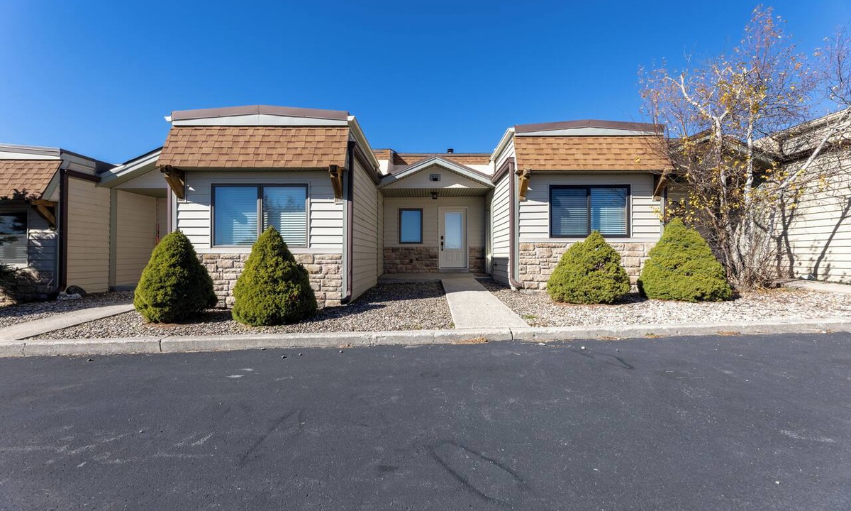 Edray House | Shamrock condo courtyard area features a bike wash rack, pickleball/tennis court, basketball court, covered pavilion, grills, firepit and playground! Inside the condo there is space for everyone! Ample parking and easy access to walking path.