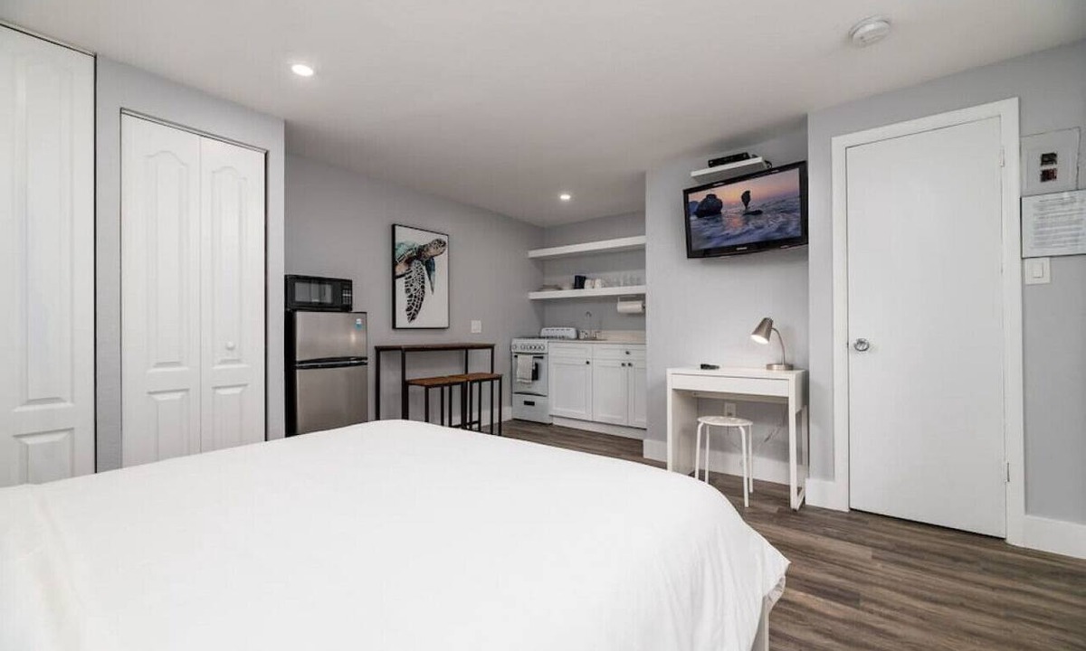 Hollywood Apartment | Shell on the Beach #107