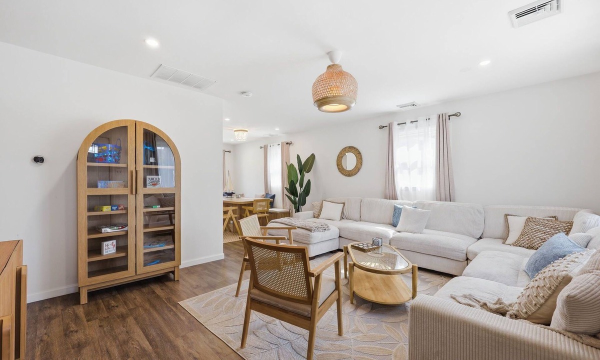 Town Bank House | Shore Retreat: 5 Bd home with alfresco living, hot tub, firepit, BBQ and games