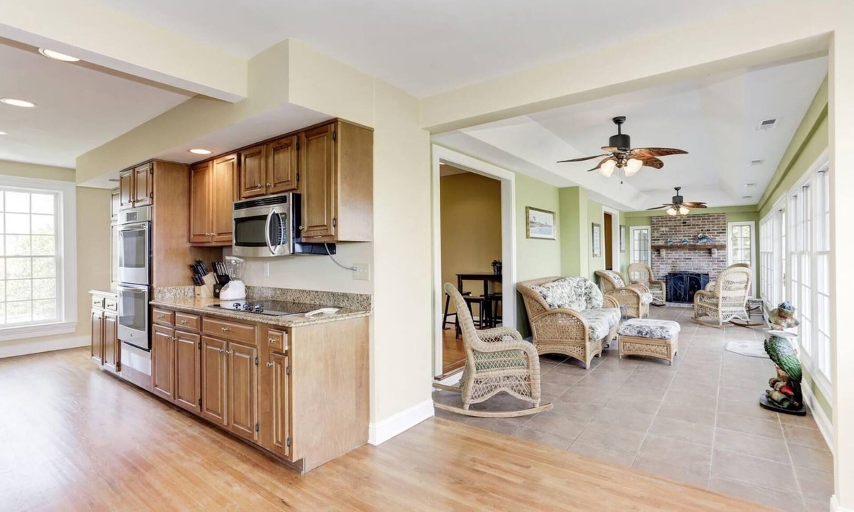 Cambridge House | Short drive to Downtown Cambridge | Sleeps 22 | Pool | Private Dock | Kayaks | P