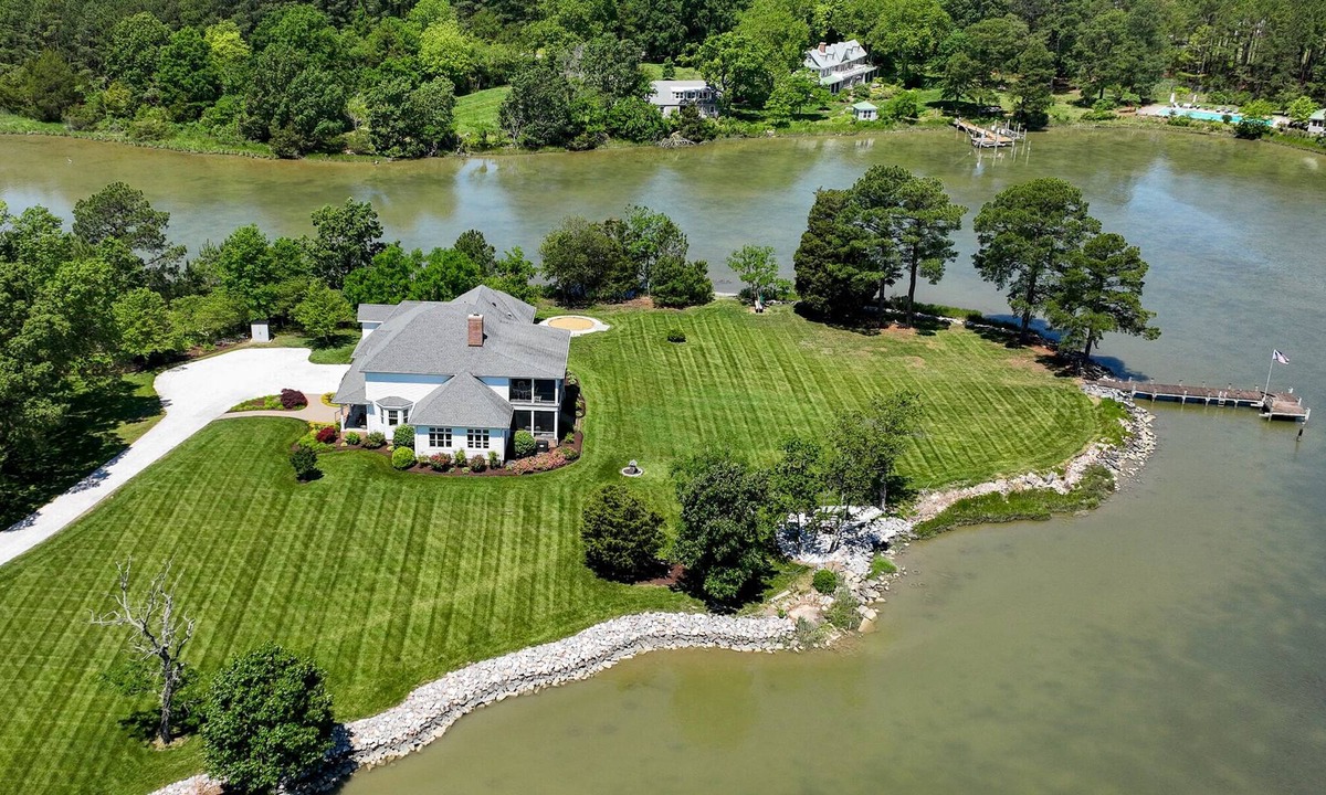 Cambridge House | Short drive to Downtown Cambridge | Private Dock | Kayaks | 1000 Ft of Shoreline