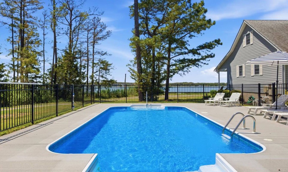 Cambridge House | Short drive to Downtown Cambridge | Private Dock | Pool | 16.5 Acres | Guest Hou