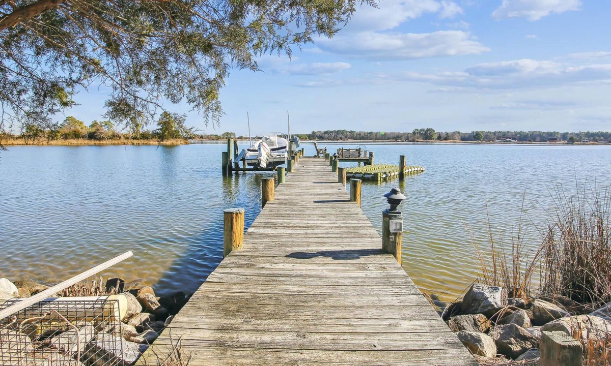 Cambridge House | Short drive to Downtown Cambridge | Private Dock | Guest House | Pool | Hot Tub