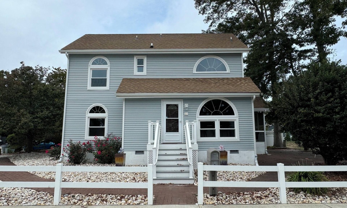 Caine Woods House | SHORT WALK TO BEACH, QUIET RESIDENTIAL NEIGHBORHOOD