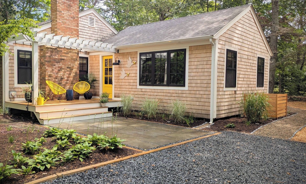 North Eastham House | Silly Goose: Beach Days, Game Nights & Chill with A/C, Wi-Fi & Room for 8!