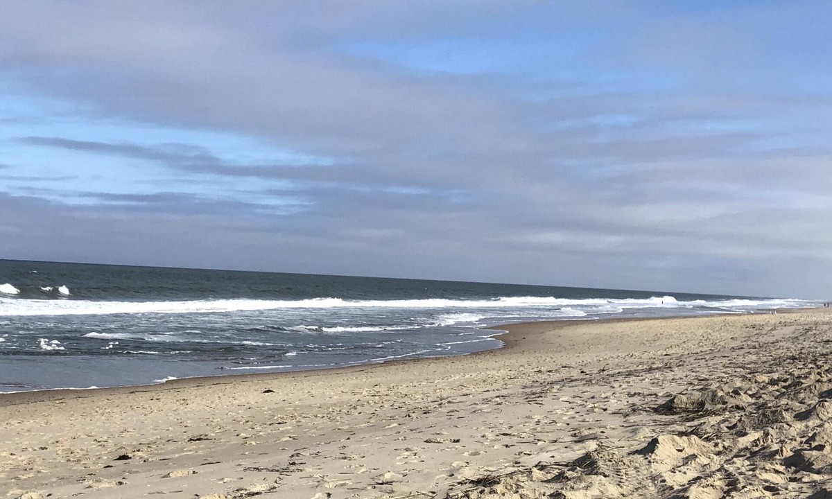 York Beach House | Simple Family Beach house: one floor & steps to ocean. V. close beach location