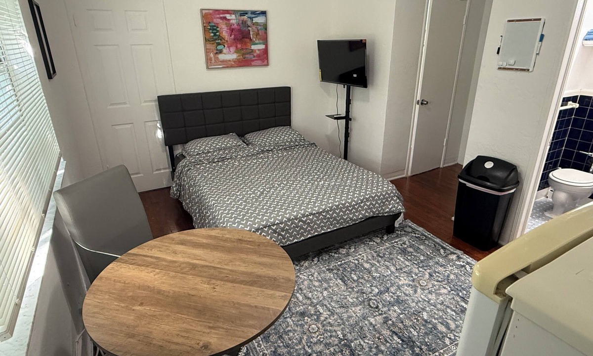 Surfside Apartment | Simply Perfect - Chill in Comfort - Steps to the Beach- Amazing Historic Bldg