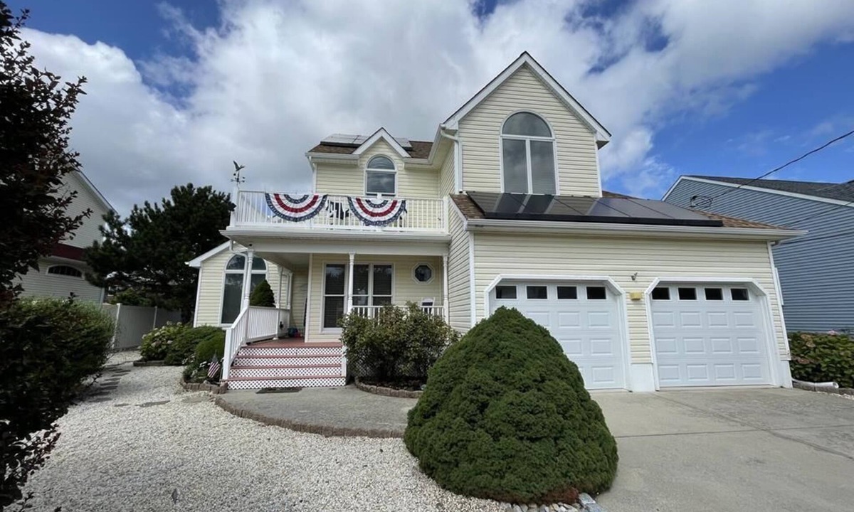 Villas House | Single Family Home Steps to The Bay (3BR/2.5BA) Pool & Pet Friendly In The Villas!