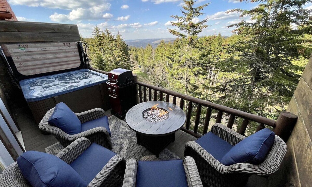 Edray House | Ski In/Out @ Loggers 16 - Private Hot Tub, 3 Kings, PS5, 85" TV, Rec+Gear Rms