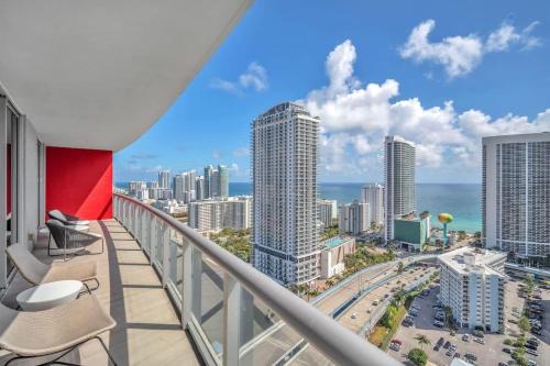Hallandale Beach House | Skyline Penthouse Private Balcony & Ocean Views