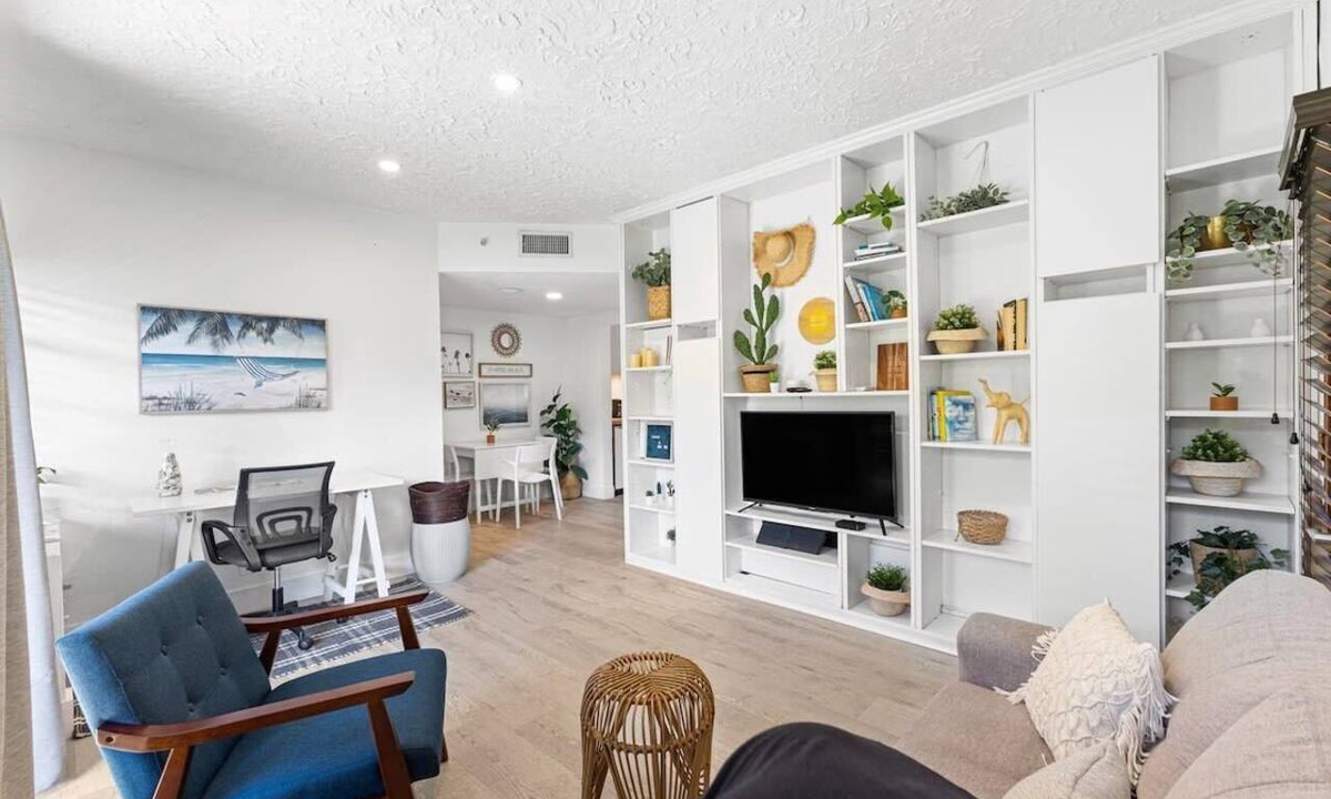 Victoria Park Condo | Sleek 1BR Retreat in Victoria Park