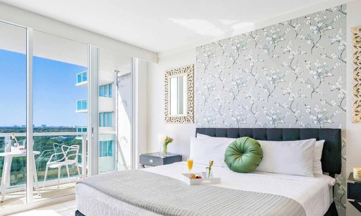 Coconut Grove Apartment | Sleek Emerald Suite | Coconut Grove Retreat