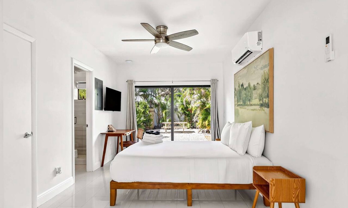 Beverly Heights Apartment | Sleek Kitchenette Queen Bed