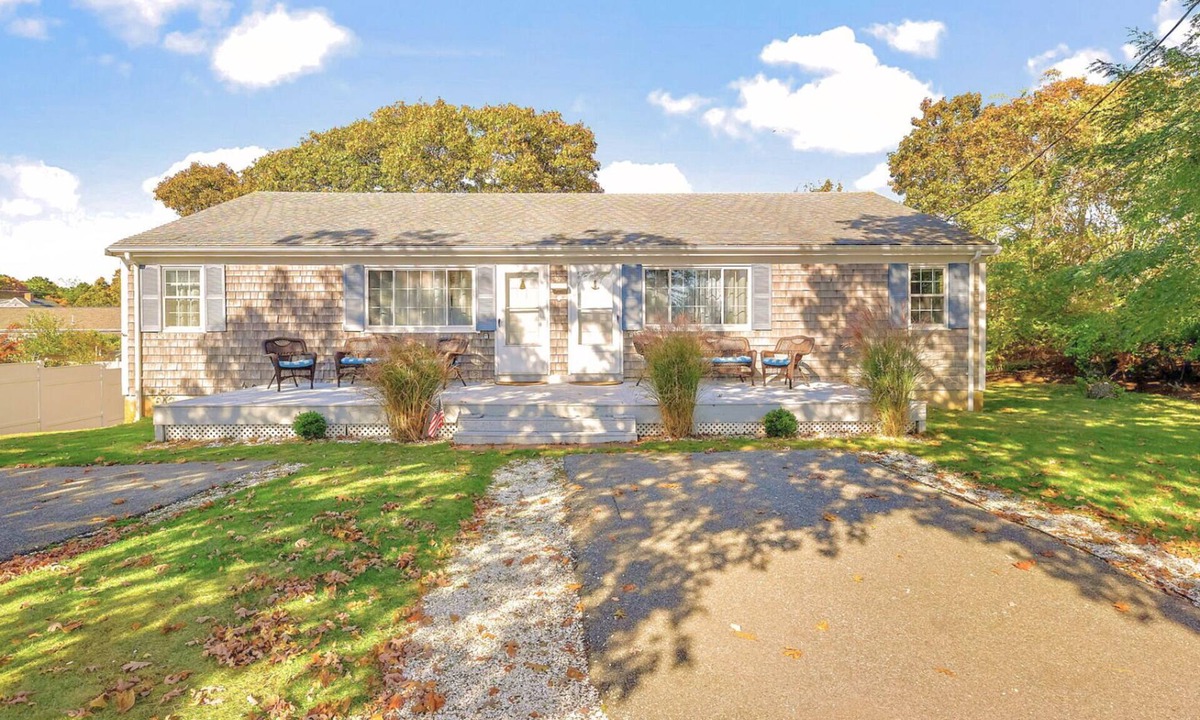 Dennis Port House | Sleeps 12, Walk to Beach, Pet Friendly, Fire Pit & AC