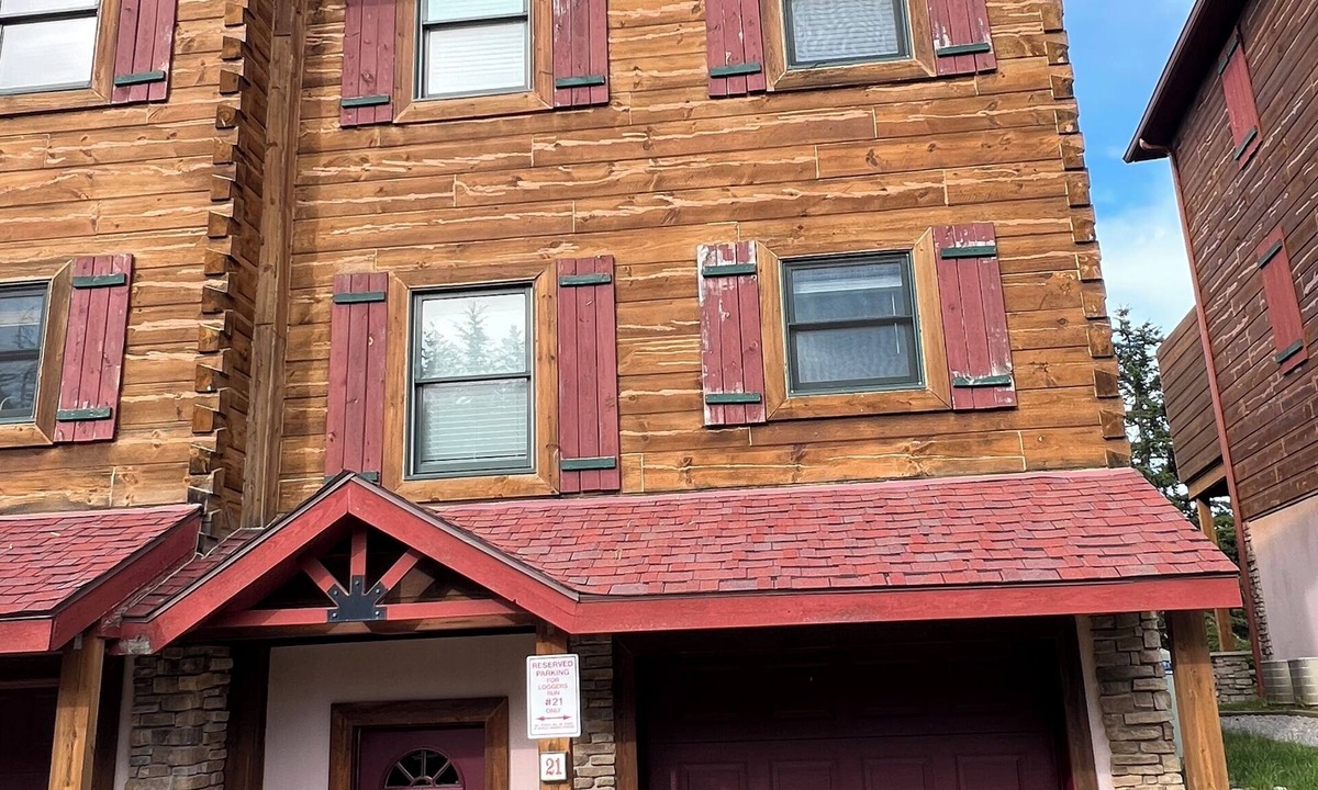 Edray Ski Chalet | Slope-side Villa Ski-in/Ski-Out at Loggers Run 21