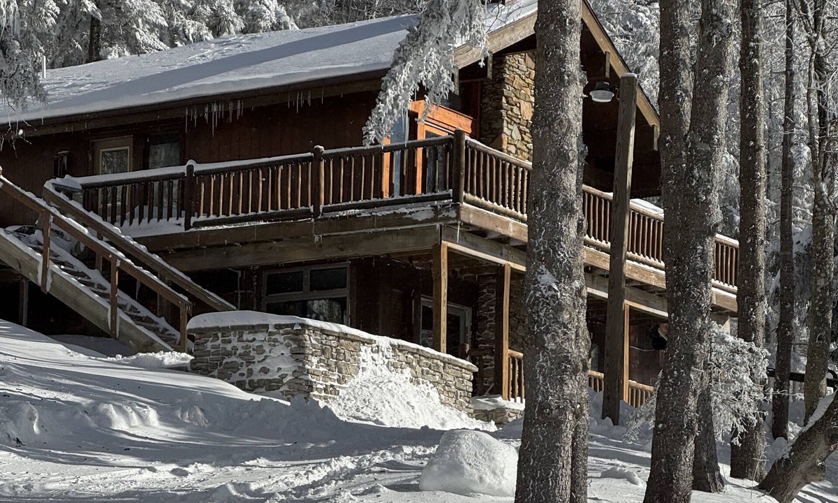 Edray House | SLOPESIDE CHALET, Near the top of Shay's Revenge/Ski in-Ski out/Great Views