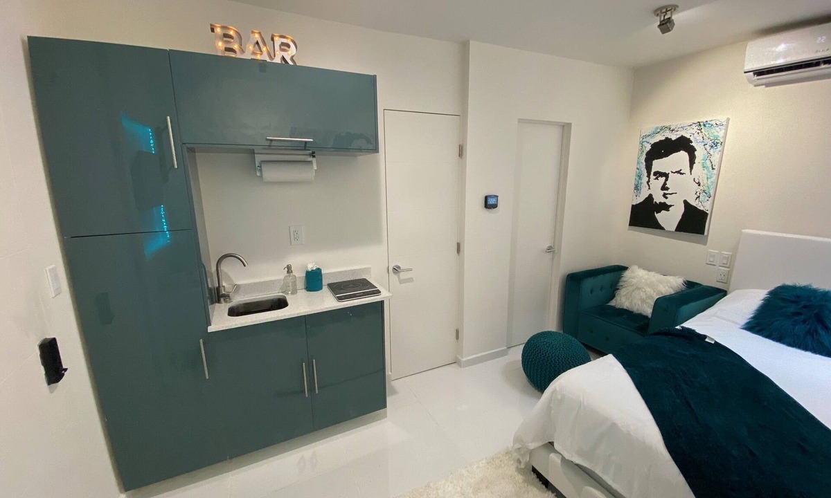 Downtown Hollywood Apartment | Small Studio Downtown Hollywood Queen Bed LUX 3