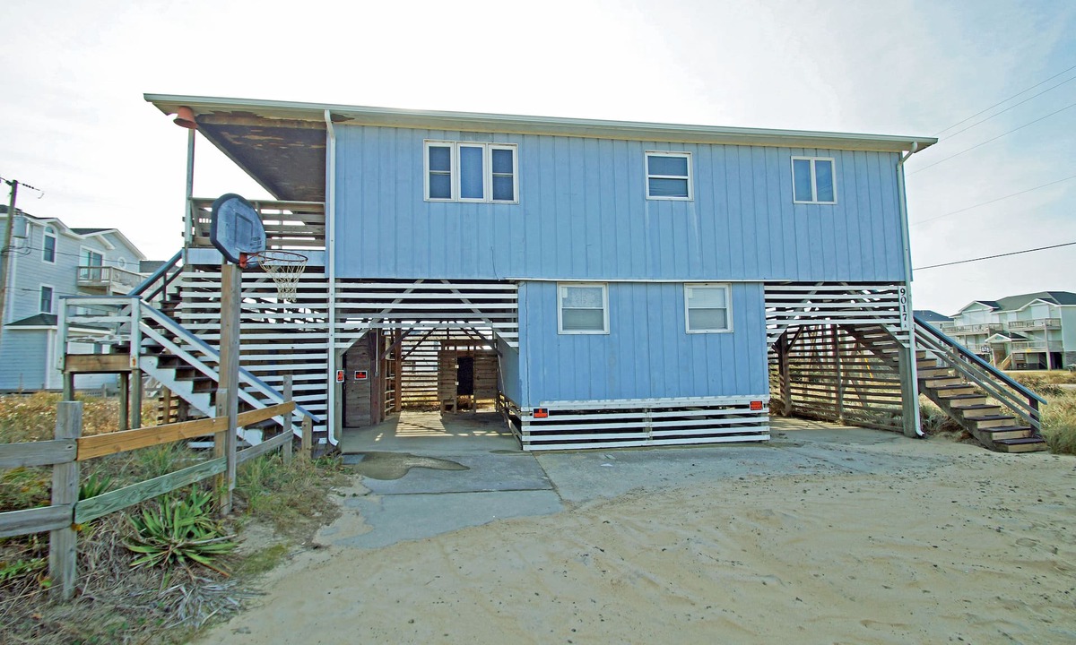 South Nags Head House | SN9017A- 4 BRs, 3 BAs, Basketball goal and only 3 homes from the beach! WIFI!