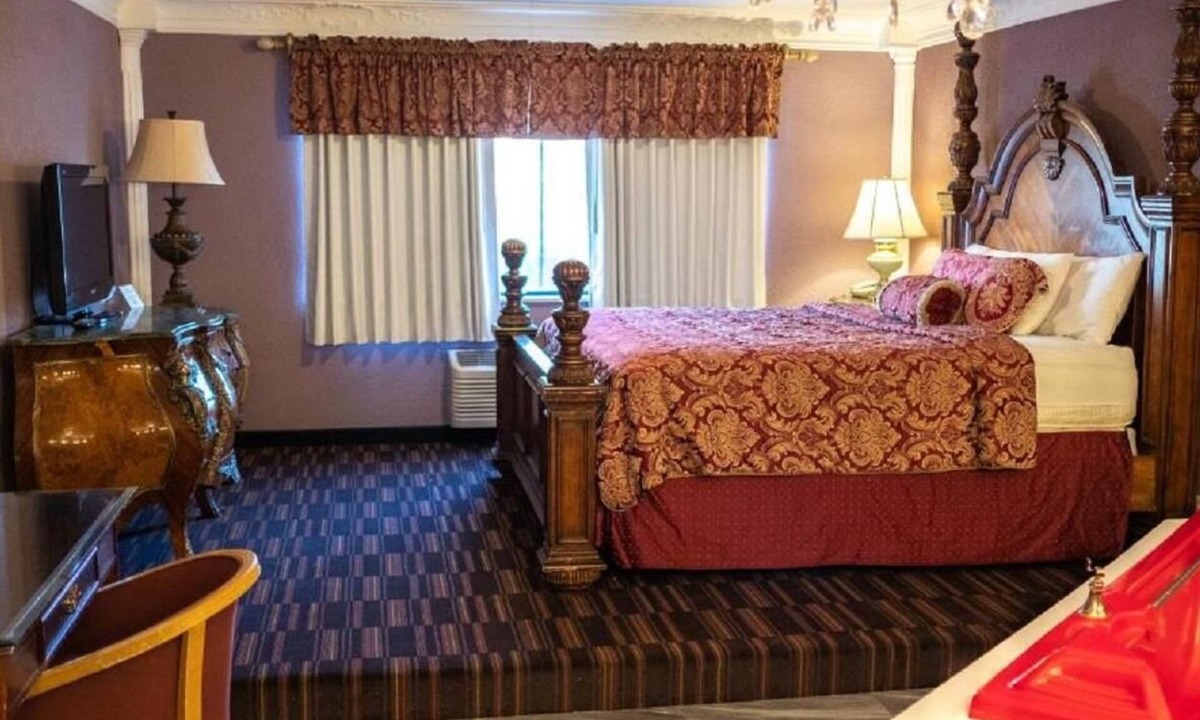 Main Street Hyannis House | SNC - Crown Victorian Suite