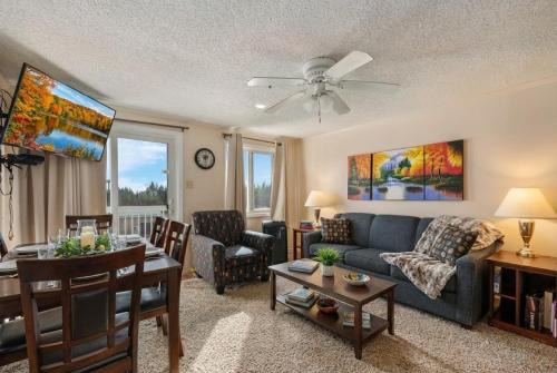 Edray Apartment | Snowshoe 2BR Ski-InSki-Out Steps to Ballhooter Lift Mountain Lodge Condo