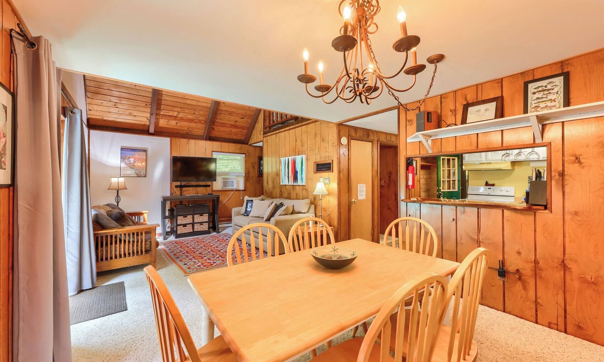 Edray Cabin | Snowshoe Cabin w/Resort Perks - Ski, Tube & More!