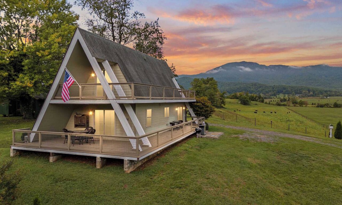 Etlan House | Sojourners Rest: Old Rag Views, Hot Tub, Fire Pit