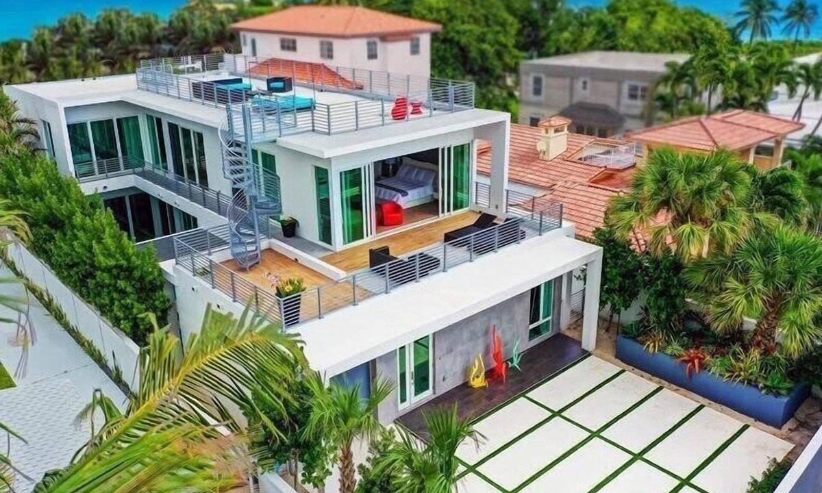 Birch Park Finger Streets House | Solara Haven by RoveTravel Poolside Home with Balcony