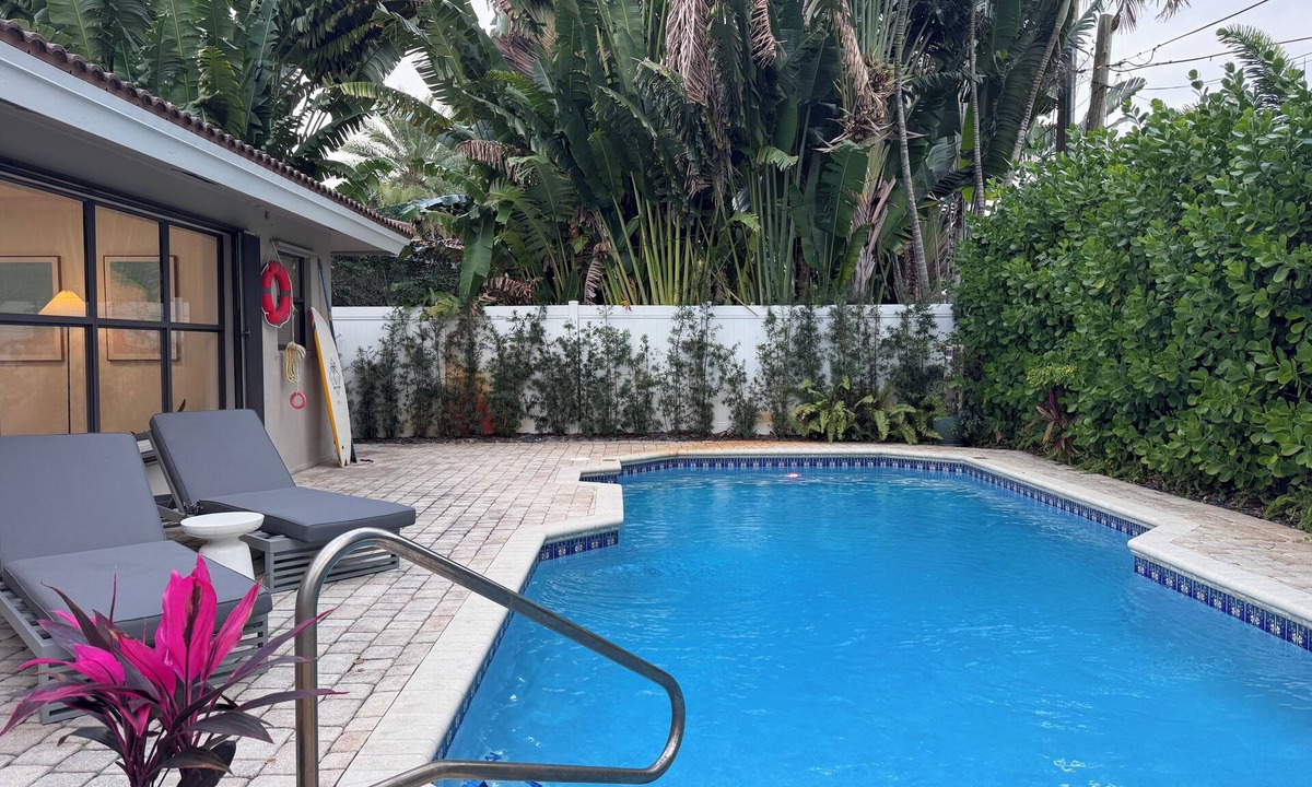Oakland Park Villa | ★ Sophisticated 3BR Palm Villa with Private Heated Pool - 25 min to FIFA!