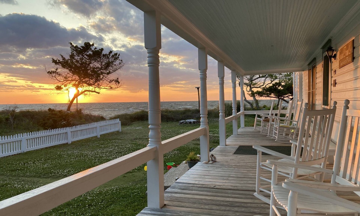 Ocracoke House | Soundfront Inn: Spacious historic home with beach on Pamlico Sound