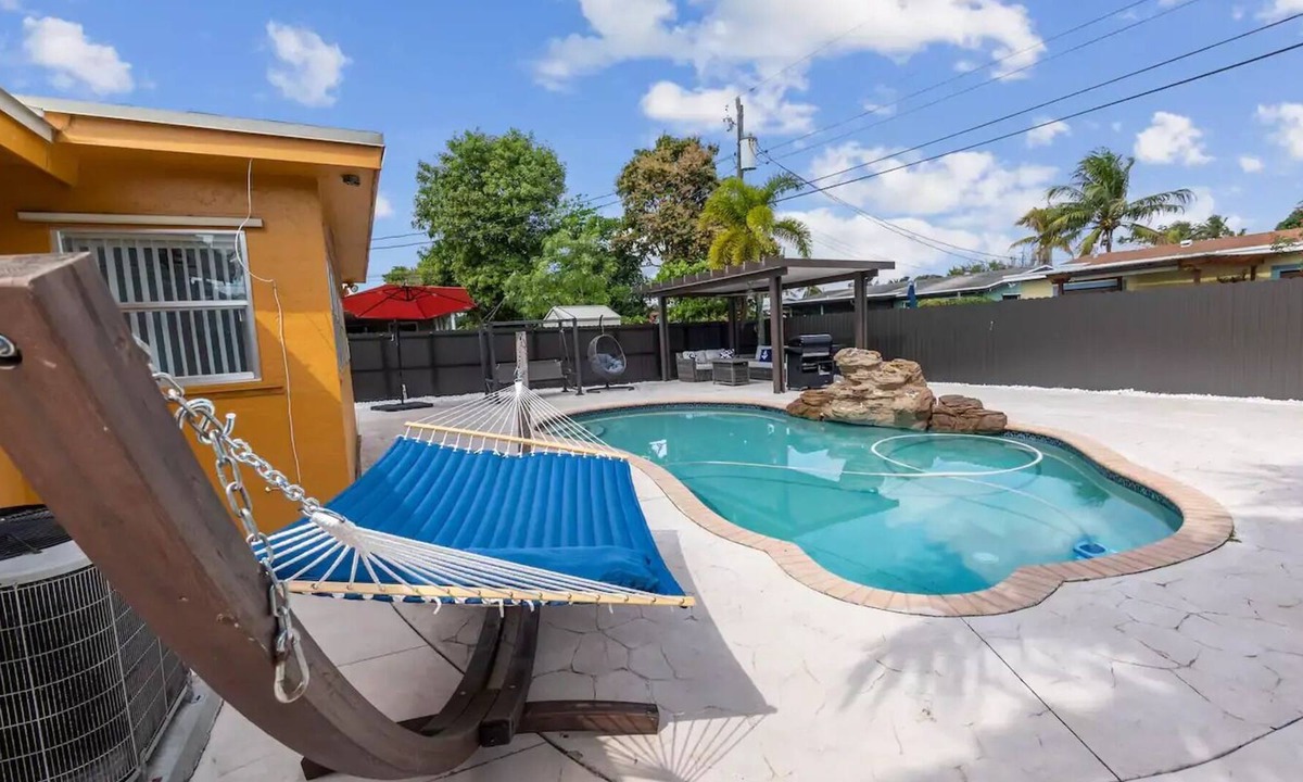 Sunrise House | ¡South Florida Topical Oasis! Sleeps 10 near the beach and airport. Pet friendly
