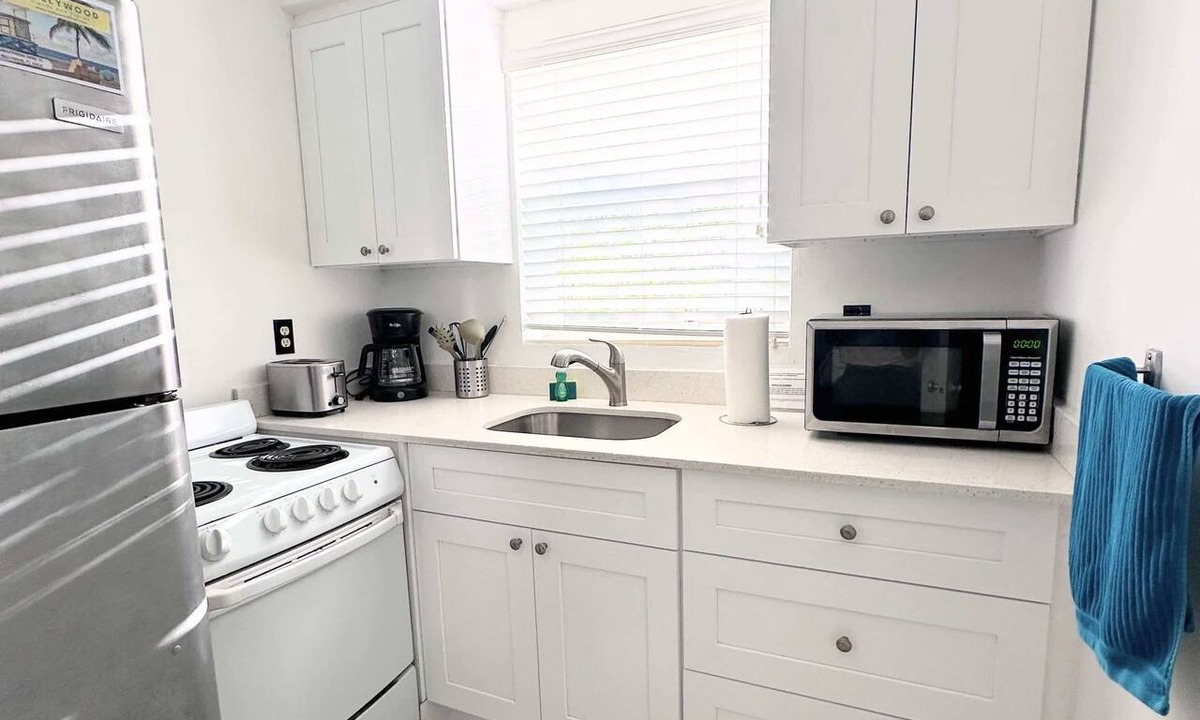 Hollywood South Central Beach Condo | Southwinds #9 for 3, King Studio Steps to Beach