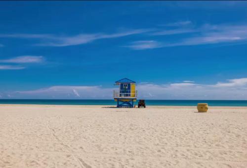 Hollywood South Central Beach Hotel | Southwinds Inn by The Gold Nests