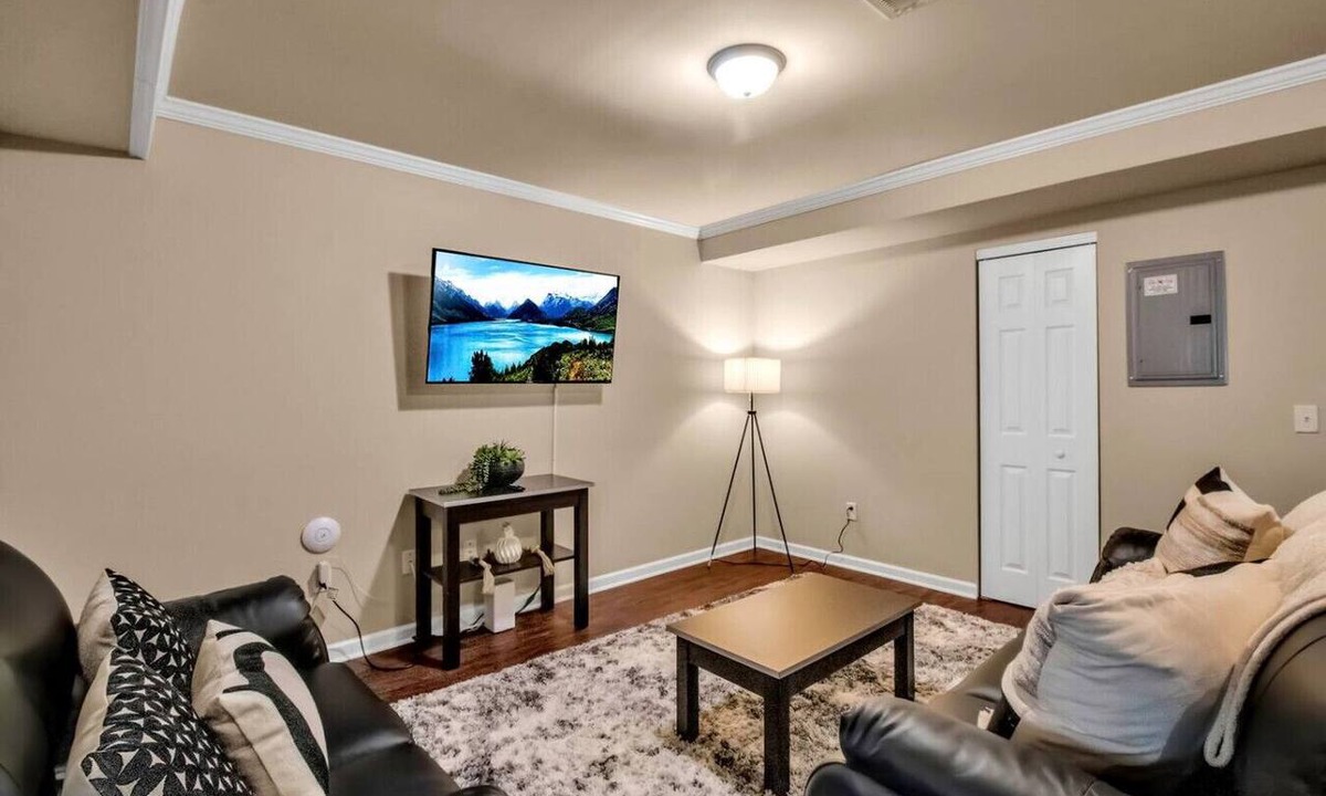 Amherst Apartment | Spacious 3 bed/3 bath Apartment No stairs