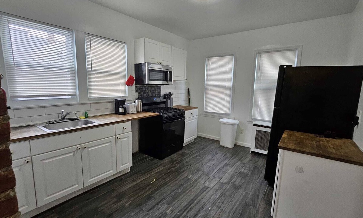 Lower Vailsburg Apartment | Spacious 3-bedroom apartment with WiFi, AC in charming Irvington