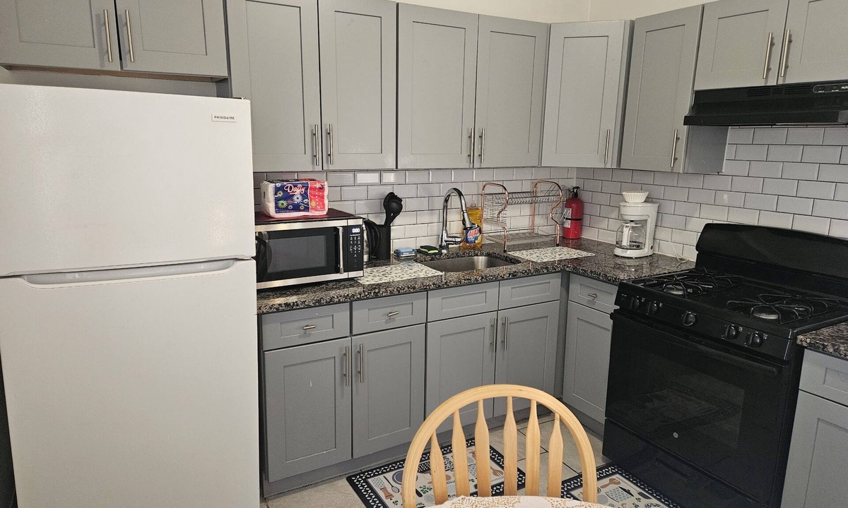 Greenville Apartment | Spacious 3-bedroom apartment in nice Jersey City with AC, WiFi ,15 mins to NYC