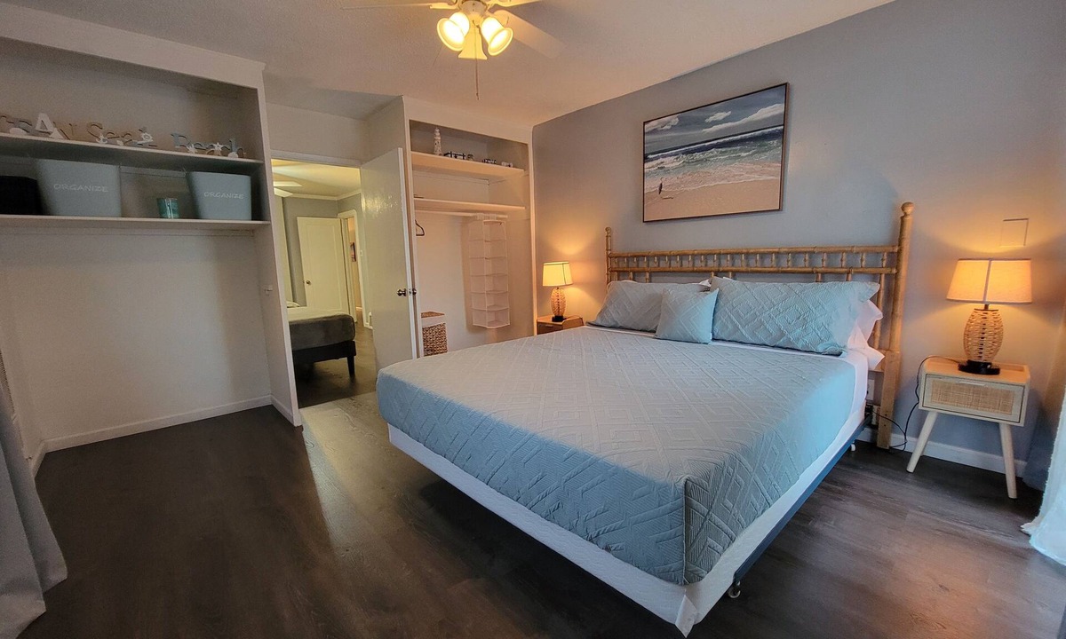 Fairfax District Apartment | Spacious 3 bedroom home by Hancock Park and 10 minutes to Hollywood Walk of Fame