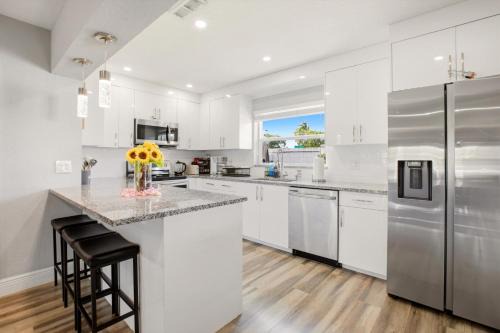 North Andrews Gardens House | Spacious 3BR Fort Lauderdale Retreat Sleeps 6 Patio Free Parking Near Beaches & Dining